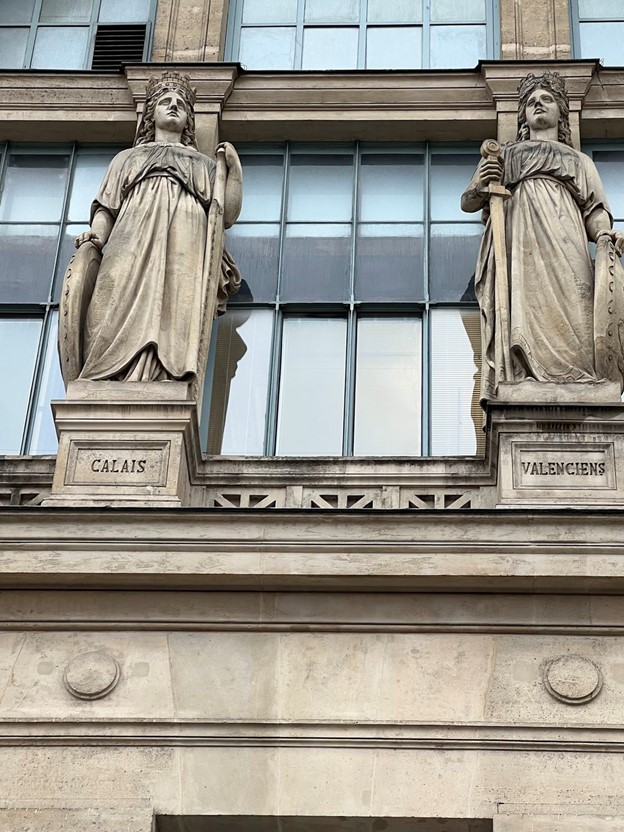 Photo of the Calais and Valensciens statues on the Gare du Nord