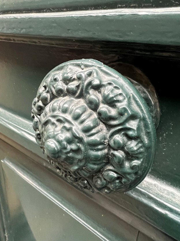a picture of an ornate green doorknob